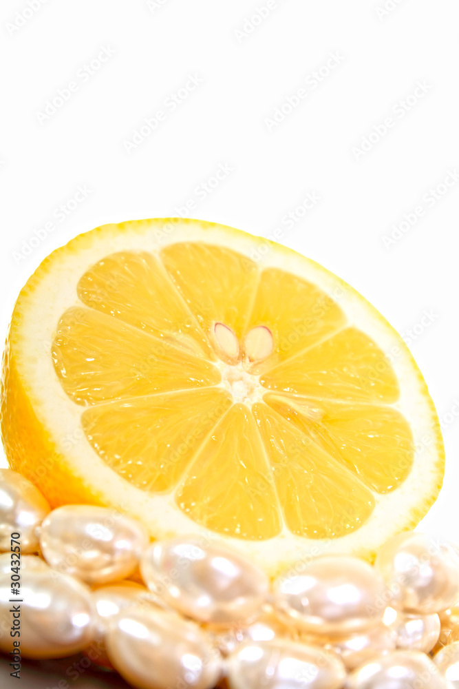 Zitrone und Perlen