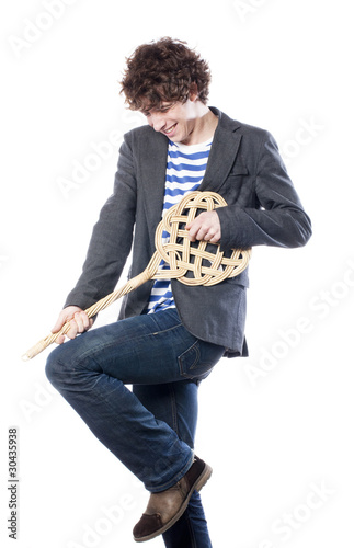 jeune adolescent imaginant une guitare photo