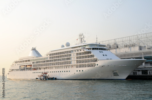 Luxury cruise ship © Norman Chan