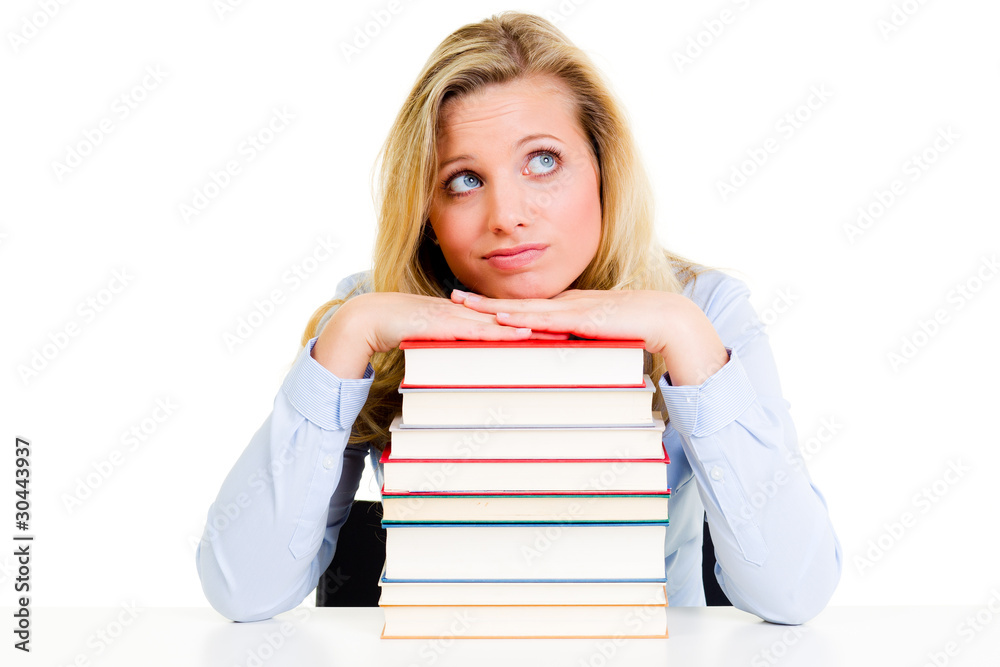 nachdenkliche junge frau hängt über ihren büchern nachdenkliche junge frau hängt über ihren büchern