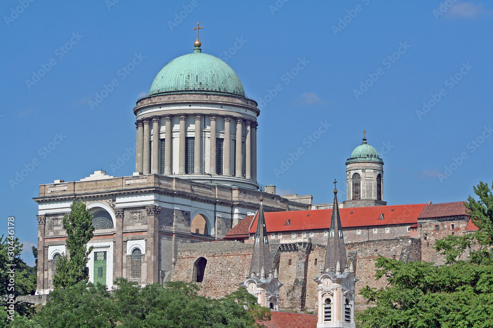 Klassizistische Kathedrale von Esztergom an der Donau (Ungarn)