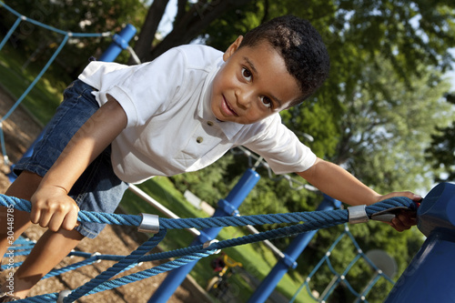 Foto Young boy playing at a park