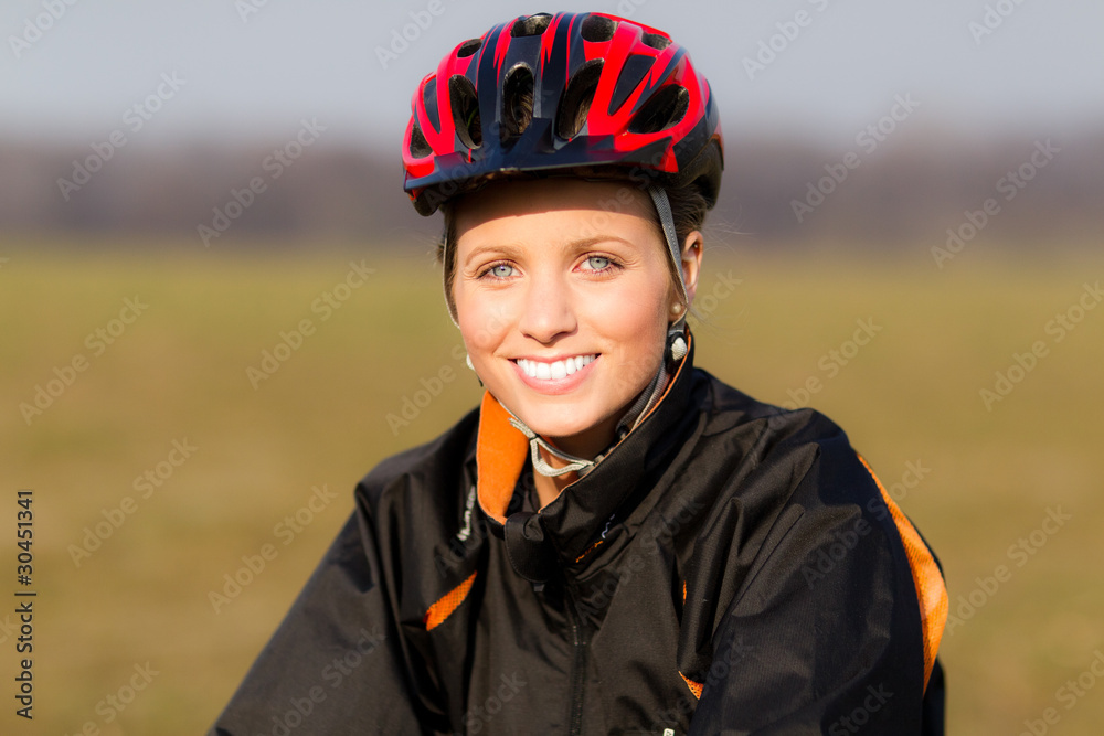 Portrait einer Frau im Mountainbike Outfit Portrait einer Frau im Mountainbike Outfit