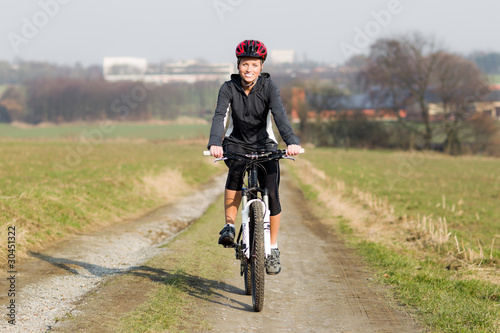 Junge Frau beim Fahrrad fahren
