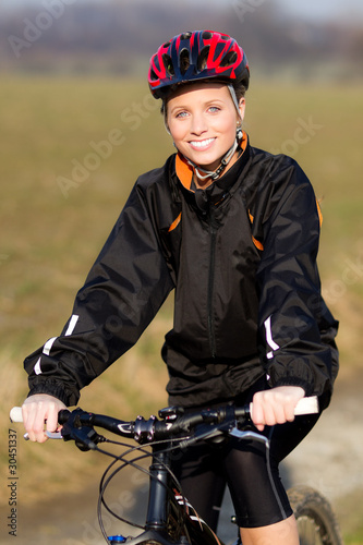 Junge Frau auf dem Fahrrad