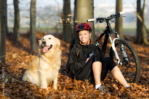 Fotografija Junge Frau mit Hund und Fahrrad