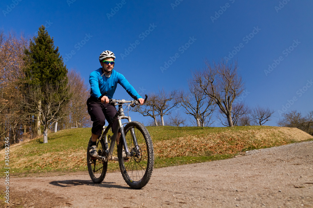 Mountainbiker auf einem Feldweg Mountainbiker auf einem Feldweg