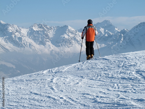 Skifahrer steht auf Piste