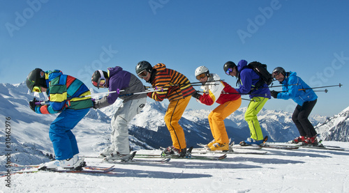 Gruppe Skifahrer – los geht's! photo