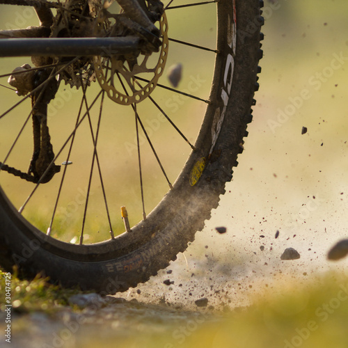 Mountainbiker auf einem Feldweg photo