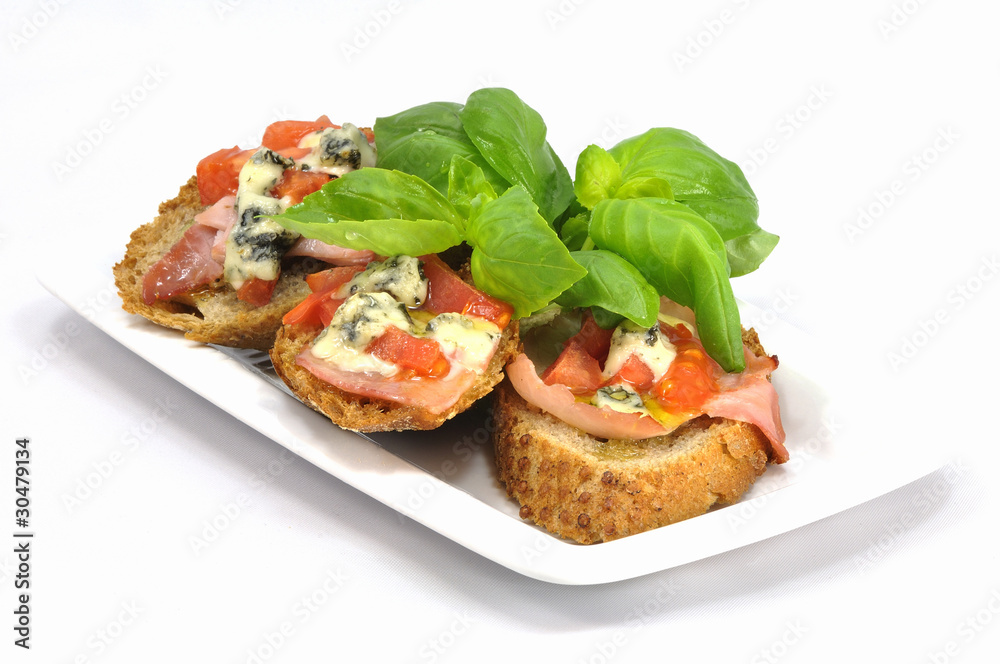 bruschetta serwowana z świeżą bazylią