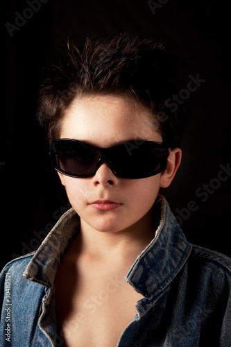 ragazzino con occhiali e giacca jeans © Photobeps