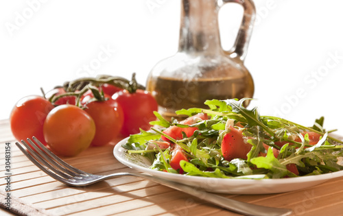 Салат с зеленью , томатами и брынзой
