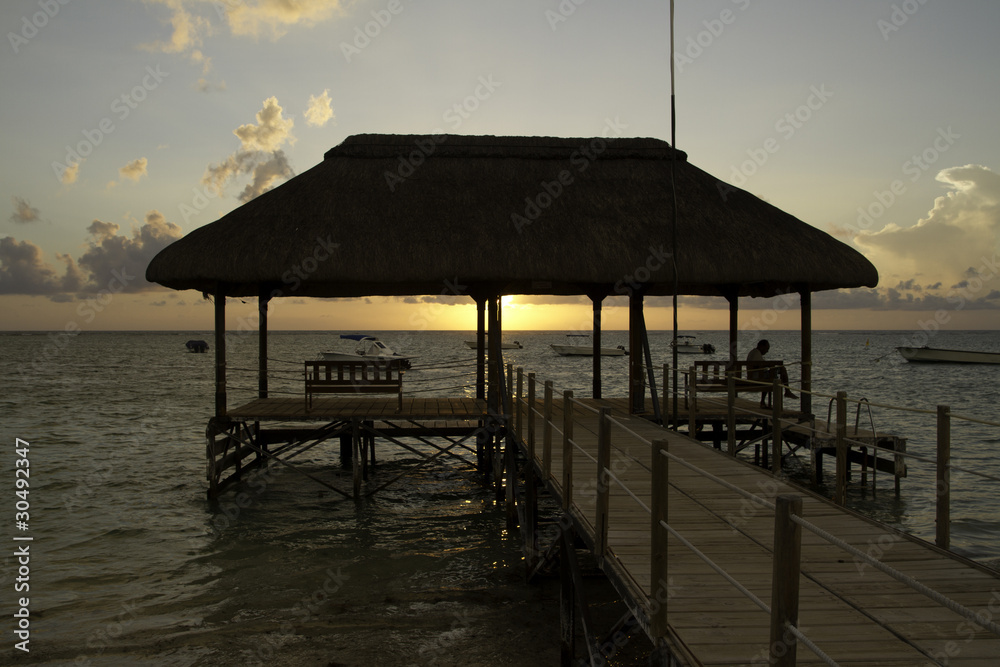 paillotte et coucher de soleil à l ile maurice