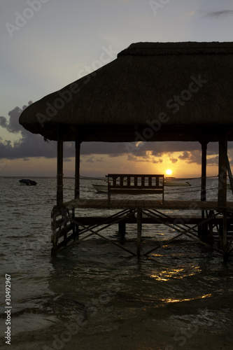 Fototapeta Naklejka Na Ścianę i Meble -  paillotte et coucher de soleil à l ile maurice