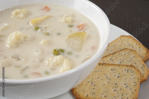 Creamy Cauliflower Soup with Crackers