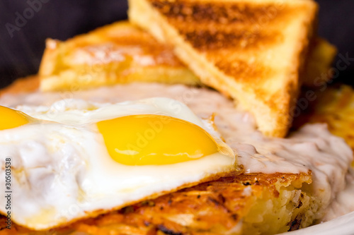 Valokuva Hash Browns, Eggs and Toast