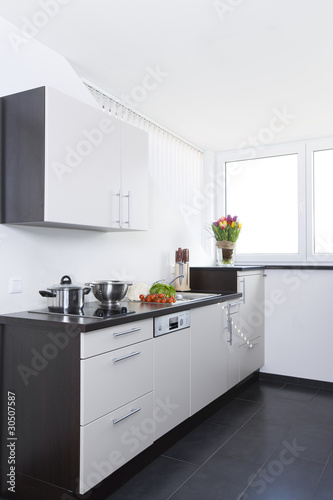 Weiße Küchenzeile