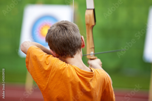 Kind beim Bogenschießen