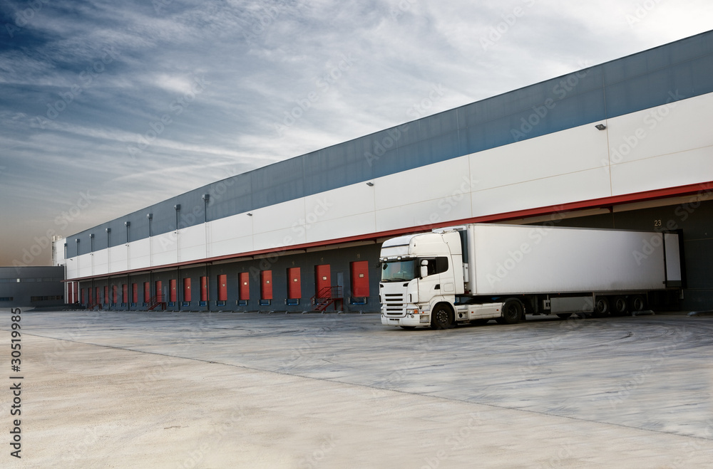 Fototapeta premium muelles de carga y camion