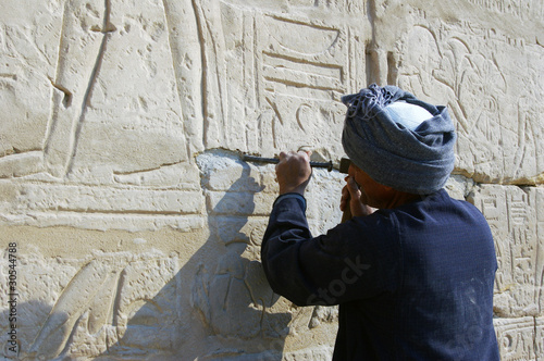 Bild auf Leinwand Sculpteur sur pierre.