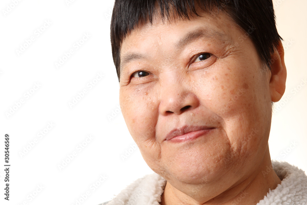 Obraz premium Studio Portrait Of Smiling Senior Woman