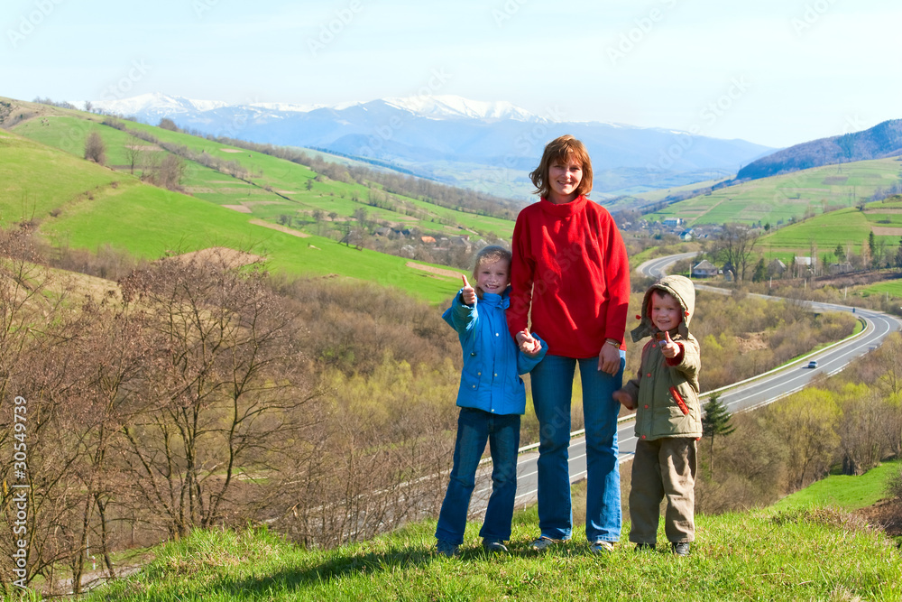 Obraz premium Tourist family and spring mountain country valley view