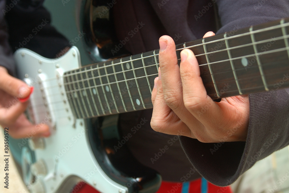 Fototapeta premium Joven tocando una guitarra electrica