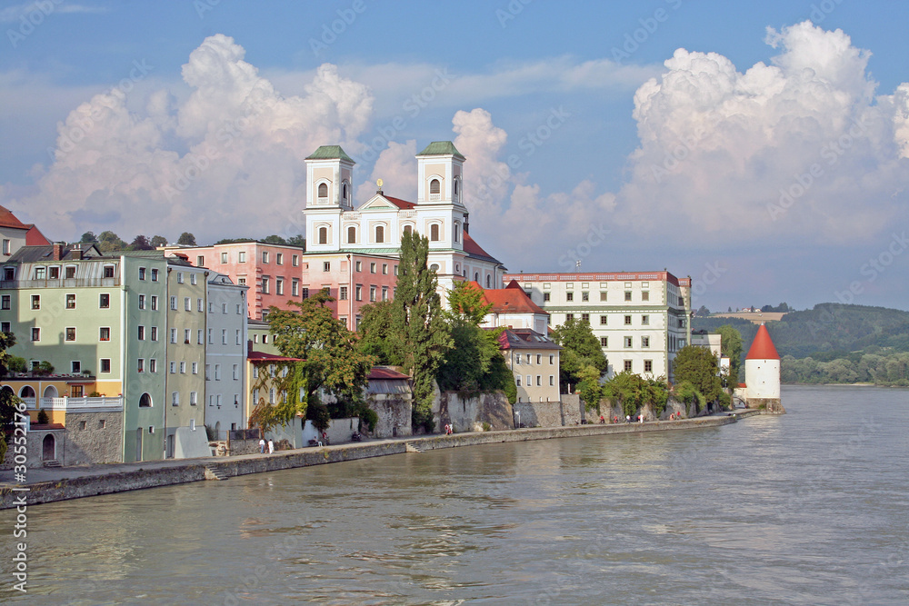 Fototapeta premium Passau von der Innseite / Innkai (Bayern)