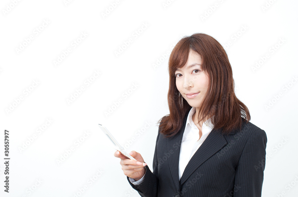 携帯電話を操作する女性 携帯電話を操作する女性