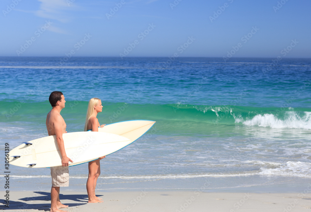 Obraz premium Lovers with their surfboards