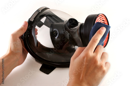 Cleaning a gas mask