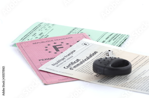 Permis de conduire et carte grise avec une clé 