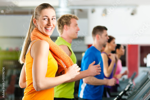 Leute laufen auf Laufband im Fitnessstudio