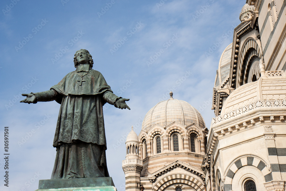 Statue de Mgr Belsunce devant la cathédrale La Major, Marseille.