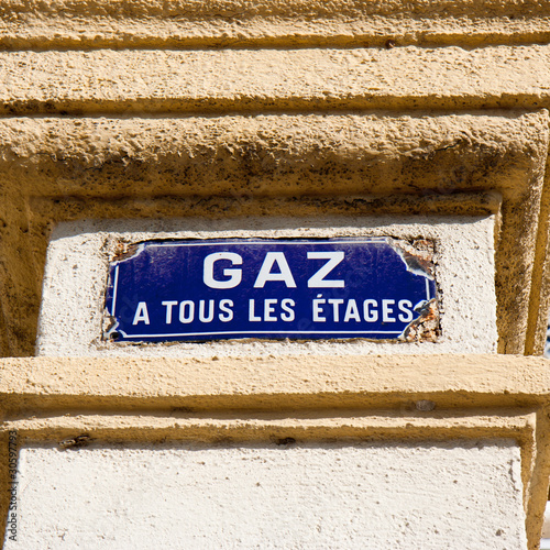 Plaque de rue indiquant la présence de gaz à tous les étages. photo