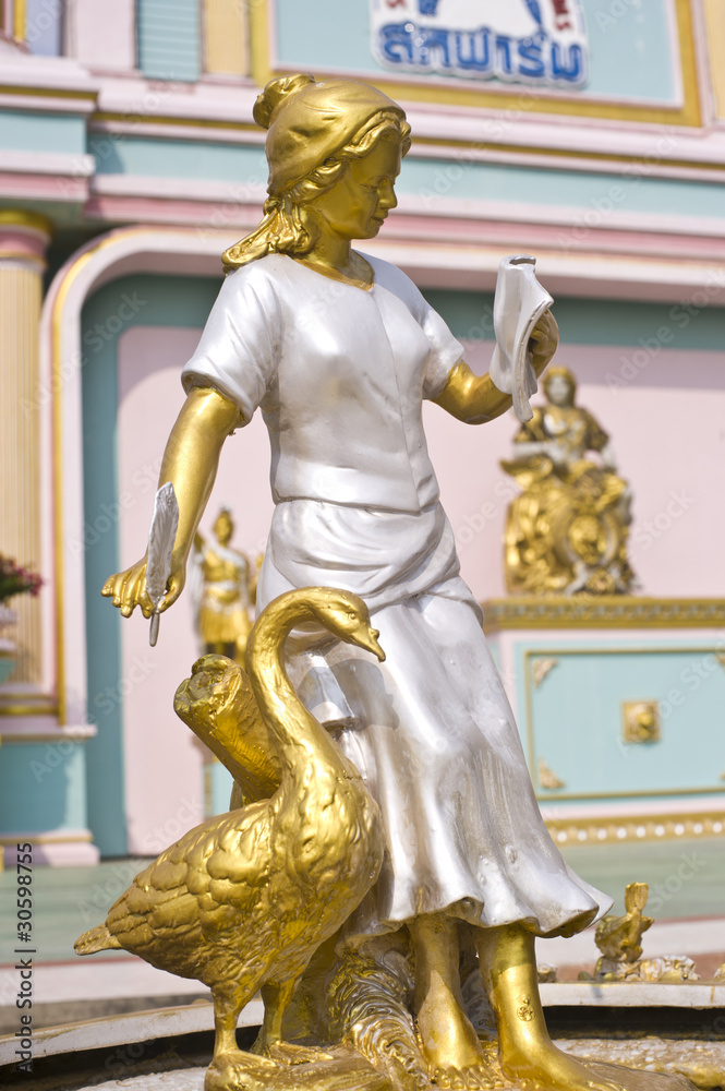 statue roman-style