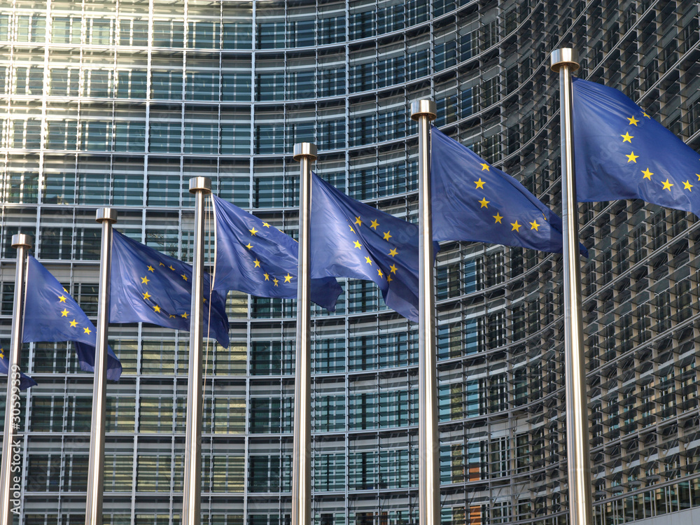 Europafahnen vor der EU-Kommission Brüssel - obrazy, fototapety, plakaty 