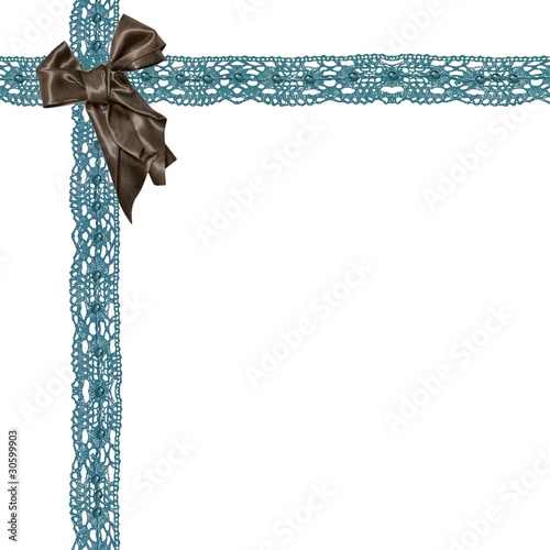 dentelle turquoise et noeud marron
