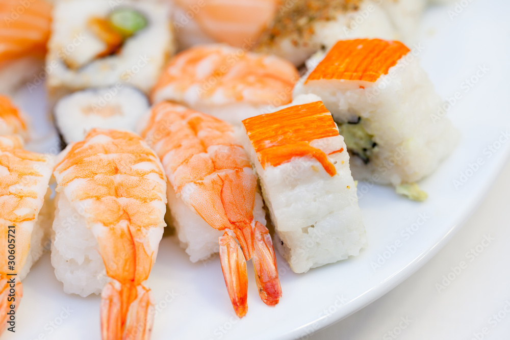 Ausschnitt von Sushi auf weißem teller Ausschnitt von Sushi auf weißem teller