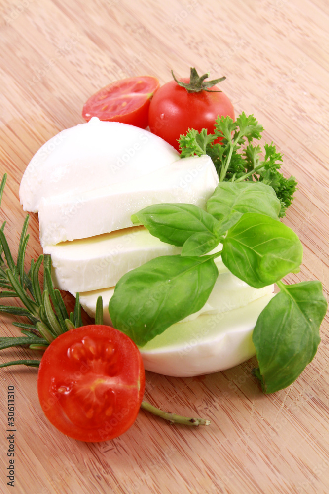mozzarella mit kräutern und tomaten mozzarella mit kräutern und tomaten