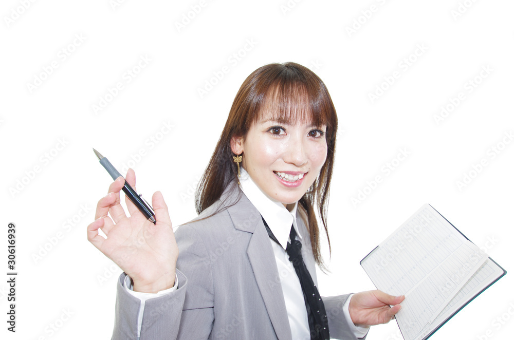 ペンと書類を持った笑顔のオフィスレディー