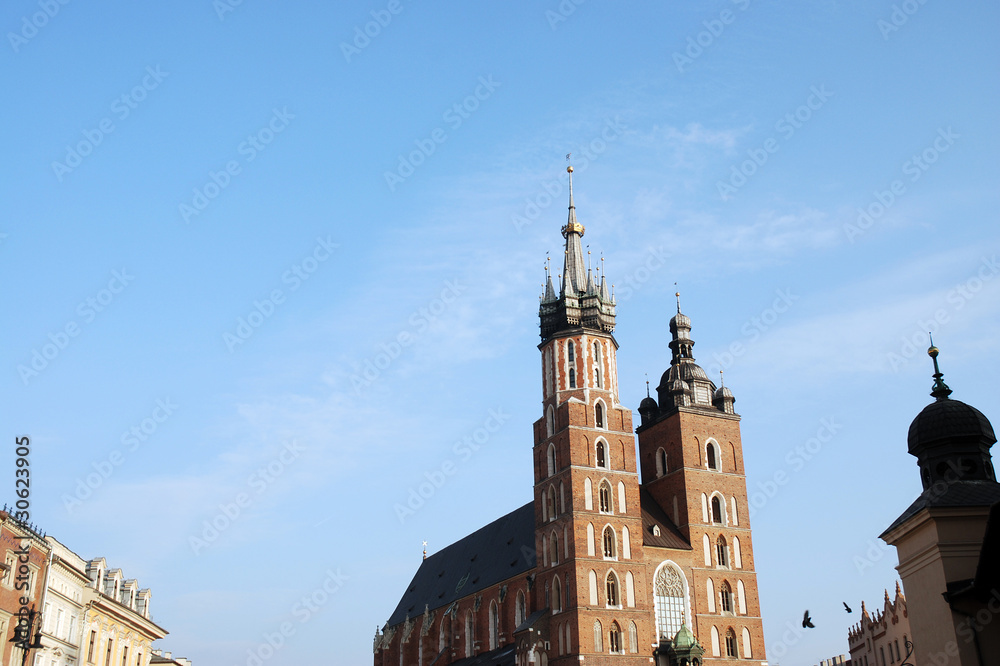Marienkirche Krakow und blauer Himmel