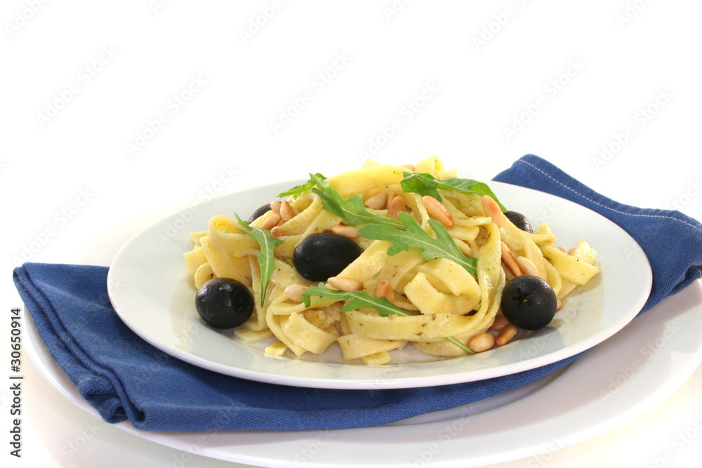 Bandnudeln mit Pesto