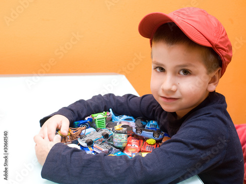 bambino con automobiline