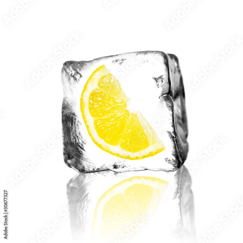 Zitrone im Eisblock #30677327