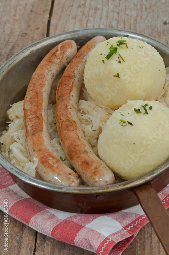 Bratwurst mit knödel und Kraut