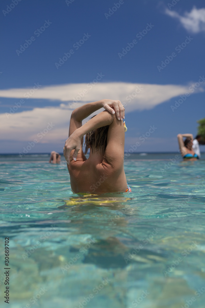 Exercice de relaxation dans une piscine à Maurice