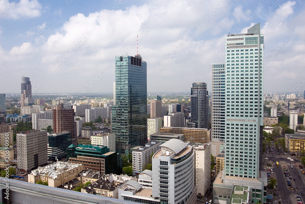 Obraz premium Duże miasto ze szczytu skały