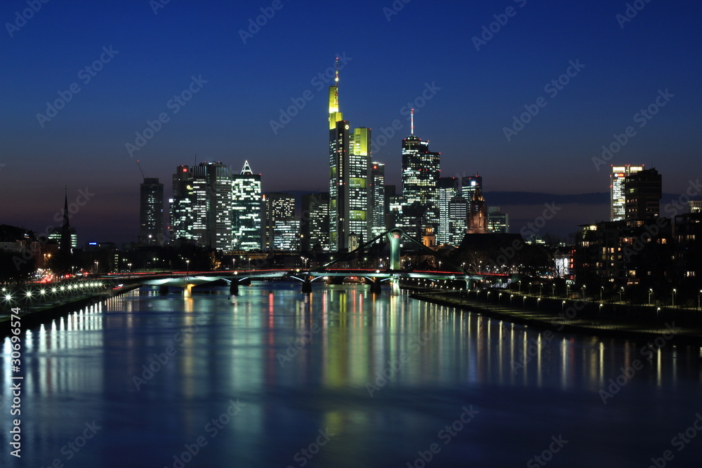 Frankfurt-Skyline bei Nacht zur blauen Stunde